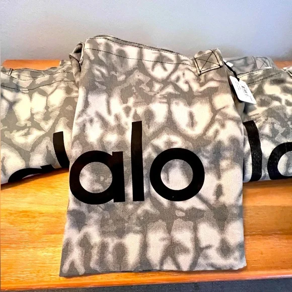 Brand New Alo Yoga Tote Bag (ONE LEFT) - Picture 1 of 5